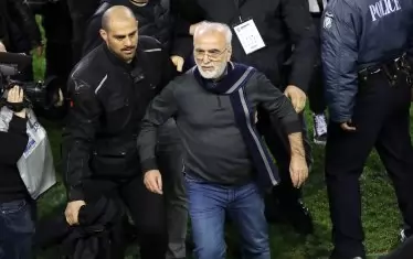 Руско-гръцкият милионер Иван Савидис, собственик на футболния отбор ПАОК, близък приятел на Ева Кайли. Савидис е личен приятел на Владимир Путин. През 2018 г. той нахлу на терена с пистолет 