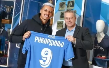 Рикардиньо (вляво) беше представен от изпълнителния директор на "Левски" Ивайло Ивков. 