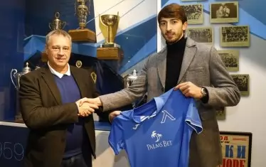 Кристиян Димитров беше представен като попълнение на "Левски" от изпълнителния директор на клуба Ивайло Ивков (вляво).