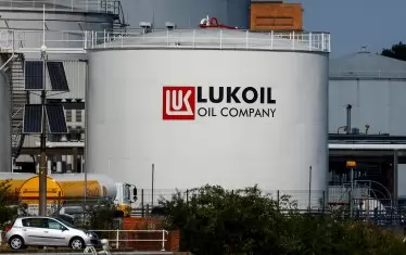 "Лукойл Нефтохим" от месеци купува руски петрол на цени над тавана
