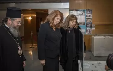  Вицепрезидентът Илияна Йотова, Београдчишкият епископ Поликарп и директорът на НИМ доц. д-р Бони Петрунова на откриването на изложбата.