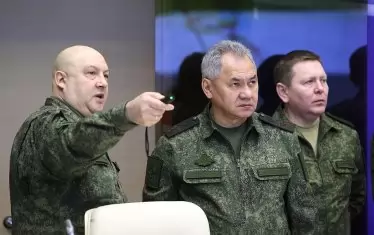 Командващият военните действия в Украйна Сергей Суровикин (вляво) обяснява в присъсвието на военния министър  Сергей Шойгу и други командири защо е преминал към отбранителни боеве.