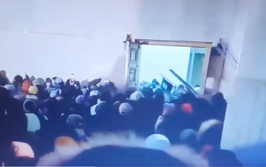Протестиращи щурмуваха сградата на правителството в Монголия 
