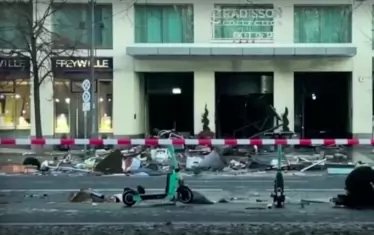Огромен аквариум с 1 млн. л вода се пръсна в центъра на Берлин