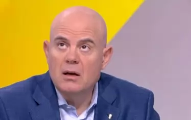 Да не забравяме и призивите на конгресмена Уорън Дейвидсън Гешев да е следващият санкциониран.