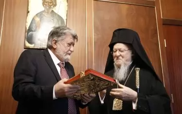 Вежди Рашидов размени подаръци с Вселенския патриарх.