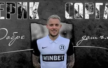 Естонецът Ерик Сорга позира с екипа на "Локомотив" (Пд).