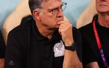 Херардо "Тата" Мартино наблюдава умислено играта на мексиканците при победата с 2:1 над Саудитска Арабия, съзнавайки как това няма да е достатъчно за тима му да се класира за плейофите.