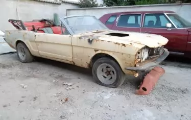  ''Форд Мустанг'' преди реставрацията.
