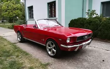 Реставриран ''Форд Мустанг''.