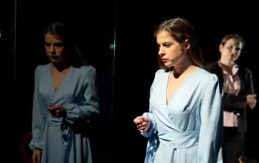 Огледала отварят прозорци към земния свят.