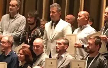  Тилев (с белия костюм в центъра) сред останалите лауреати