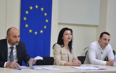 Екипът в социалното министерство представя възможностите за финансиране на уебинар, организиран от Reach for change. 