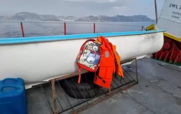 Изтеглената на борда лодка.