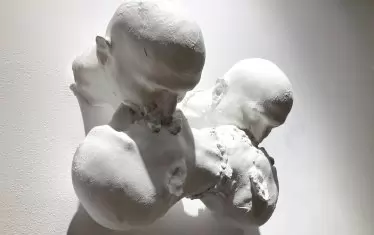  Иво Димчев целува себе си — два пъти. 