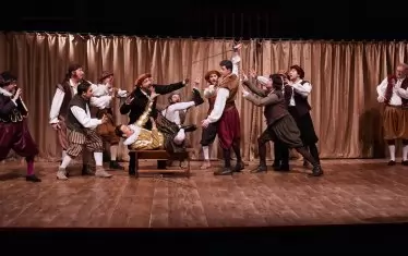  Масова сцена в спектакъла на проф. Андрей Аврамов