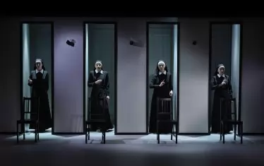 Изчистената черно-бяла сценография на Ванина Цандева.