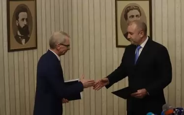 Тази сутрин президентът Радев връчи мандата на претендента за министър-председател.