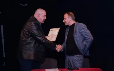  Николай Гундеров получава грамотата за наградата "Алеко Константинов" от шефа на Сатирата Калин Сърменов