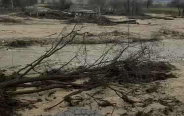 А тук мост липсва до днес. Наводнението през септември го събори и хората не могат да стигнат до нивите си на другия бряг,