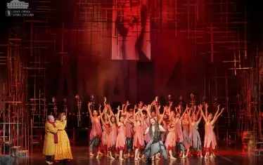  Хорът е основно действащо лице - метафора на Катедралата, Съдбата, Висшия разум...