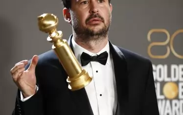 Аржентинският режисьор Себастиан Митре жонглира с току-що спечелената статуетка за най-добър чуждоезичен филм.