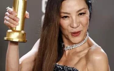  Мишел Йео с наградата за "Всичко навсякъде наведнъж".
