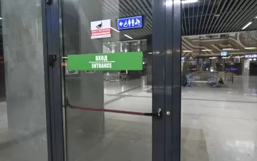  Затворената сграда на гарата.