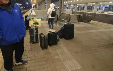  Хора, куфари, перон...