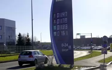 Цените на горивата в бензиностанция в Загреб на външното табло са посочени само в евро