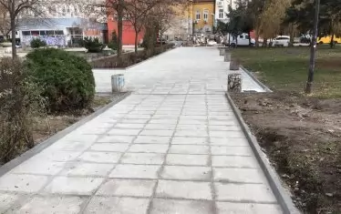 Чудо в София: в "забранена" от общината градинка тече ремонт