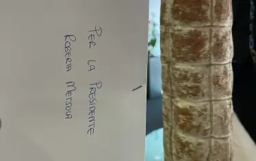 Дареният салам - преди да бъде изяден