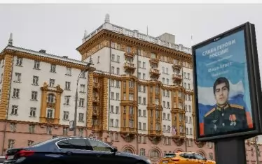 Плакат с войник и лозунг "Слава на героите на Русия" се вижда пред посолството на САЩ в Москва, 27 януари 2023 г.