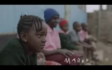 Децата са очарователни и са сърцето на филма.