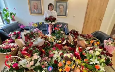 Соцлидерът се похвали с получените за рождения й ден букети, един от които беше от президента.