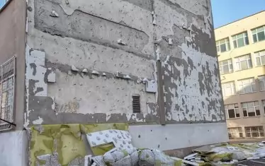  Падналата изолация на 45-о училище в район "Илинден" в София.