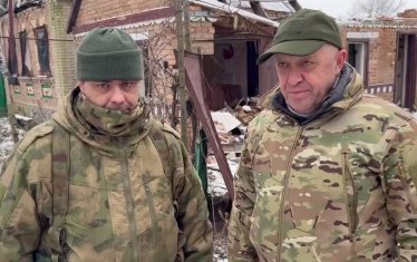 Собственикът на "Вагнер" Евгений Пригожин похвали и награди с медал "За освобождаването на Соледар" командващият частите в града Антон Елизаров, който преди това е бил осъден за мошеничество
