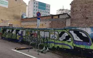 На дъното зад тези ламарини се намира едно от археологическите чудеса в София - римския амфитеатър на древна Сердика. От около 10 г. Столична община обещава да го разкрие и спаси.