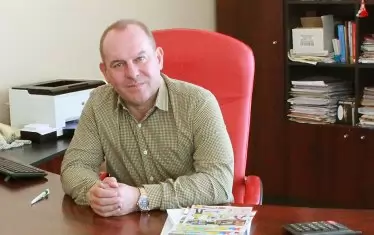 "Специални благодарности и към министъра на вътрешните работи, който е дал заповед да се обгазяват мирни и невинни граждани, журналисти, общественици, младежи и хора на почтена възраст, чиято единствена вина е, че не са съгласни повече да живеят в страх и сляпо подчинение и имат смелостта открито да отстояват позицията си", написа Мариан Колев в отвореното си писмо, след като срещу 17-годишния му син беше използват сълзотворен газ по време на протестите.