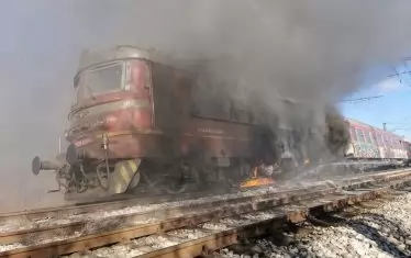 40-годишният локомотив на влака Варна-София се запали край Мездра