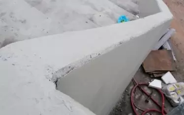 Тук пък се вижда крив парапет на една от трибуните.