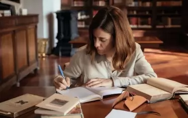 Александра Хименес е в ролята на дъщерята - прототип на режисьорката и сценаристка Авелина Прат.