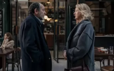 Британската актриса Сю Флак (вдясно) като покровителката на Васил Морийн.