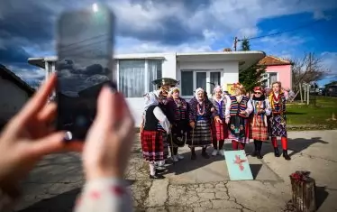 Извърнати глави и леко сбръчкани физиономии предшестват тази сцена. "Ами така е", са думите, които я последват. А технологиите запечатват тази непреходност.