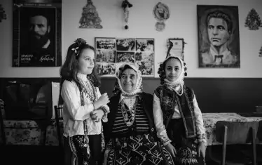 Поколения. Има кой да ги наглежда от стената в читалището.