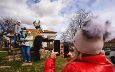  Настроение край паметника на петела в село Голица.