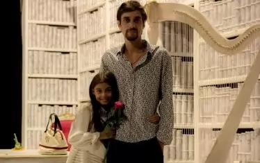 С едната от двете си дъщери - Йоана, сред декорите на "Антигона".