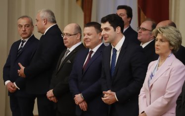 А министрите бяха в добро настроение, че започват своеобразен нов мандат.