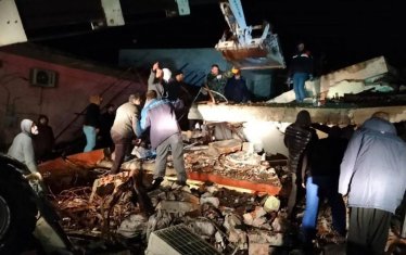 Турция, която претърпява средно над 200 земетресения с магнитуд 4 всяка година, е знаела, че предстои голям трус. Когато това се случи, най-малко 7000 сгради се оказаха лошо построени, а АФАД не успя да разположи багери и спасителни екипи в първите часове след бедствието.