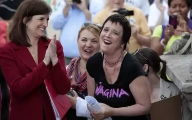  Ева Енслър е драматург и политически активист в борбата срещу насилието над жени.